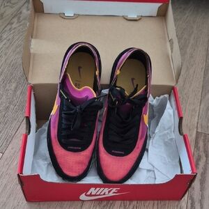 Nike Waffle One Women's Sneakers in Active Fuchsia and University Gold